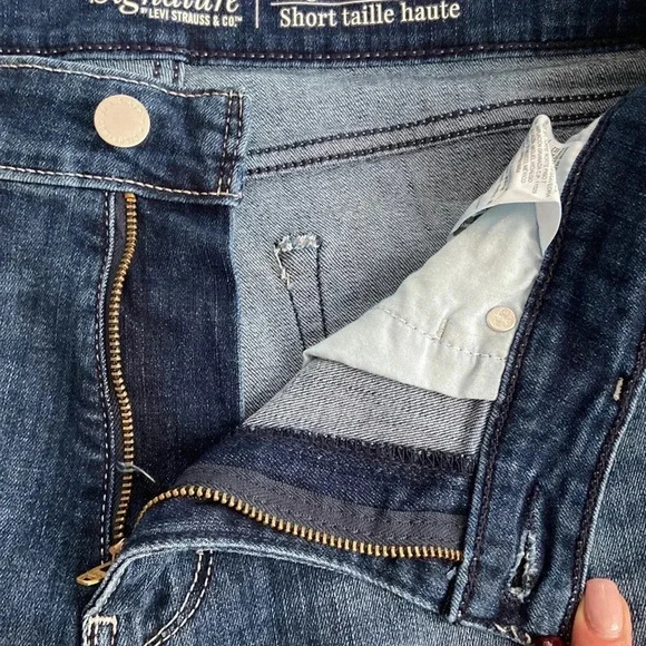 Signature  Levi’s |High -Rise Shorts - Picture 3 of 8